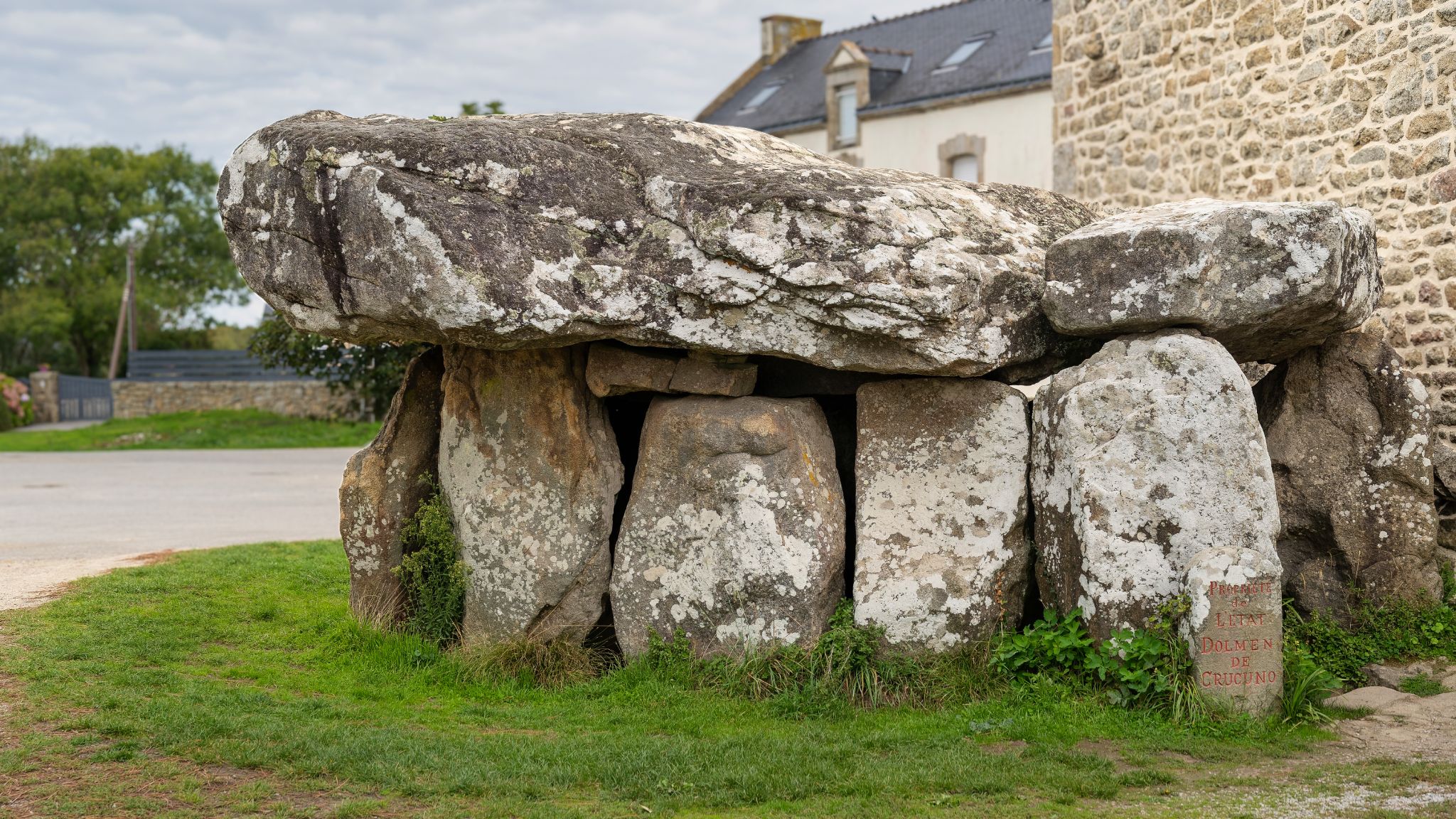 Der Dolmen de Crucuno in Plouharnel ist ein massives, gut erhaltenes Megalithgrab aus der Zeit um 4500–3000 v. Chr, der einst von einem Tumulus bedeckt war.